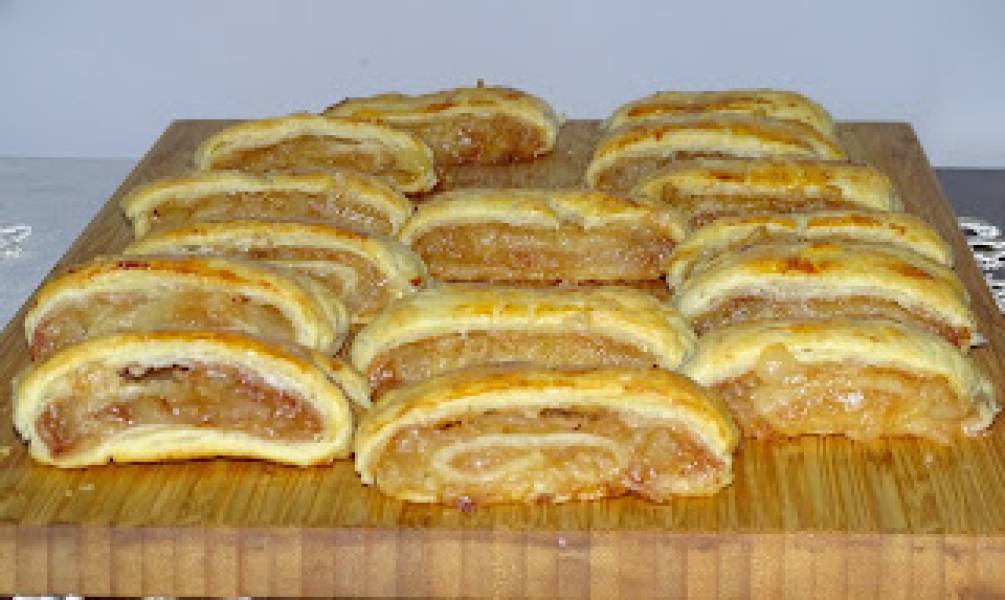 Błyskawiczne roladki z ciasta francuskiego z jabłkami i cynamonem