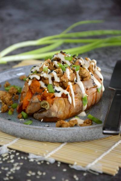 Pieczone bataty po japońsku z kurczakiem i sosem sriracha-majo