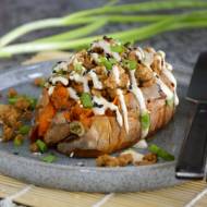 Pieczone bataty po japońsku z kurczakiem i sosem sriracha-majo