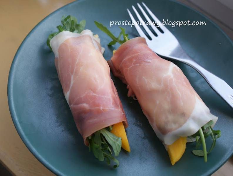 Roladki z szynki szwarcwaldzkiej z mango