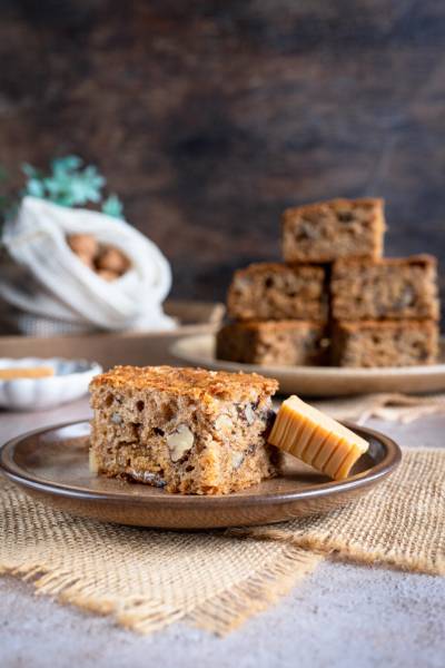 Ciasto z jabłkami, orzechami i krówkami