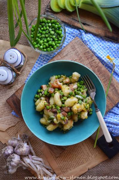 Przedwiosenne gnocchi z groszkiem i boczkiem