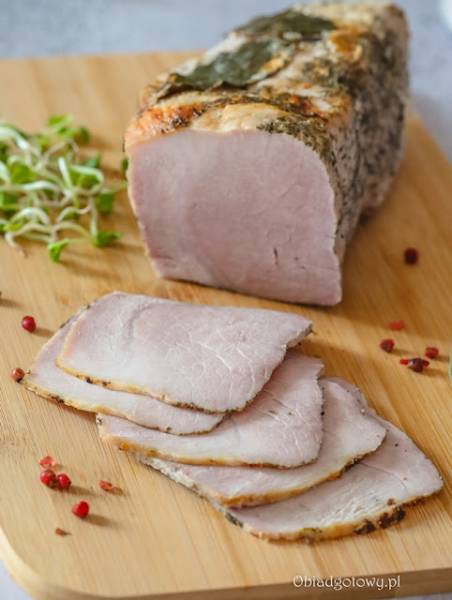 Pieczona szynka – prosty przepis na soczystą domową wędlinę