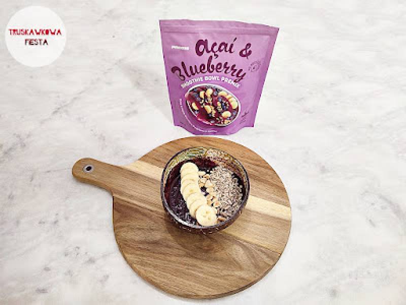 Smoothie bowl acai i owoce jagodowe z nasionami słonecznika, orzechami ziemnymi i bananem