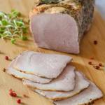 Pieczona szynka – prosty przepis na soczystą domową wędlinę