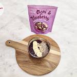 Smoothie bowl acai i owoce jagodowe z nasionami słonecznika, orzechami ziemnymi i bananem