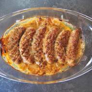 Biała kiełbasa zapiekana w sosie chrzanowo-jogurtowym