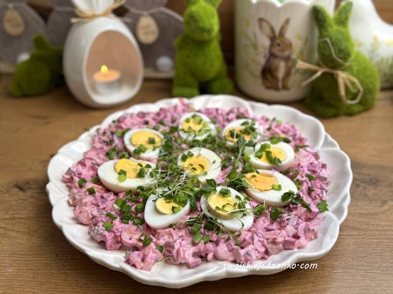 Jajka na sałatce buraczkowej