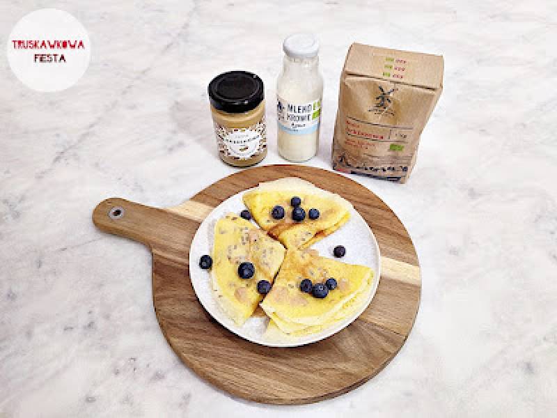 Naleśniki orkiszowe z mlekiem krowim bio, pastą orzechową, nasionami słonecznika i orzechami ziemnymi