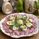 Jajka na sałatce buraczkowej