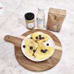 Naleśniki orkiszowe z mlekiem krowim bio, pastą orzechową, nasionami słonecznika i orzechami ziemnymi