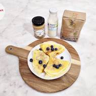 Naleśniki orkiszowe z mlekiem krowim bio, pastą orzechową, nasionami słonecznika i orzechami ziemnymi