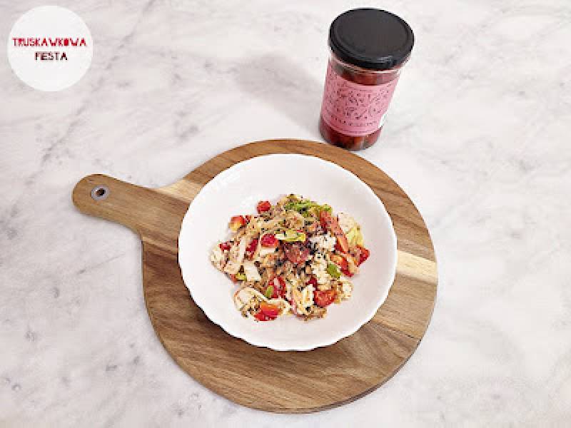 Sardynki z papryką kiszoną, kapustą kiszoną, pieczarkami, pomidorkami, kapustą pekińską, miksem sałat i sosem ketchupowo-majonez