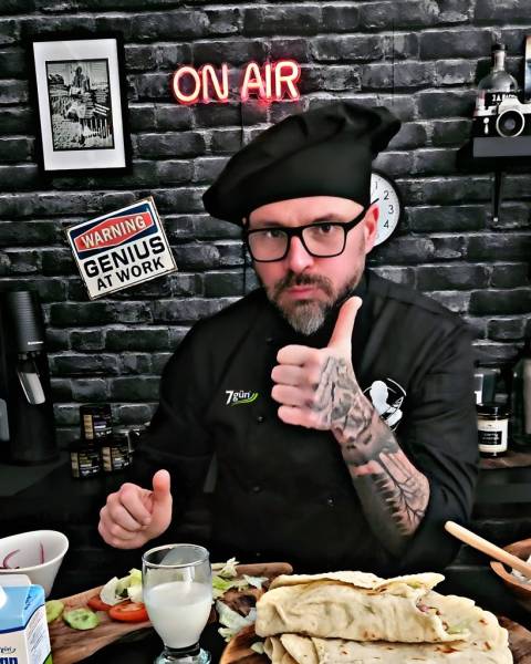 Turecki lawasz z kurczakiem w Ayran i przyprawach