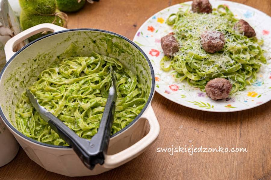 Wiosenny makaron z czosnkiem niedźwiedzim i pulpetami