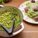 Wiosenny makaron z czosnkiem niedźwiedzim i pulpetami