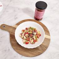 Sardynki z papryką kiszoną, kapustą kiszoną, pieczarkami, pomidorkami, kapustą pekińską, miksem sałat i sosem ketchupowo-majonez