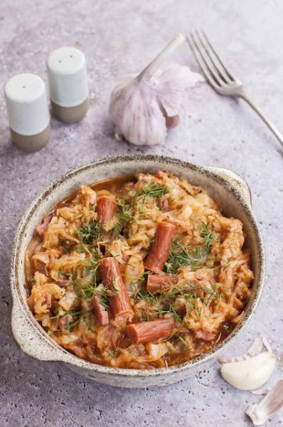 Młoda kapusta z kabanosami