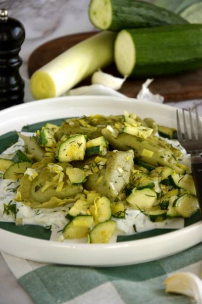 Gotowe pierogi z warzywami i kremowymi tzatzikami