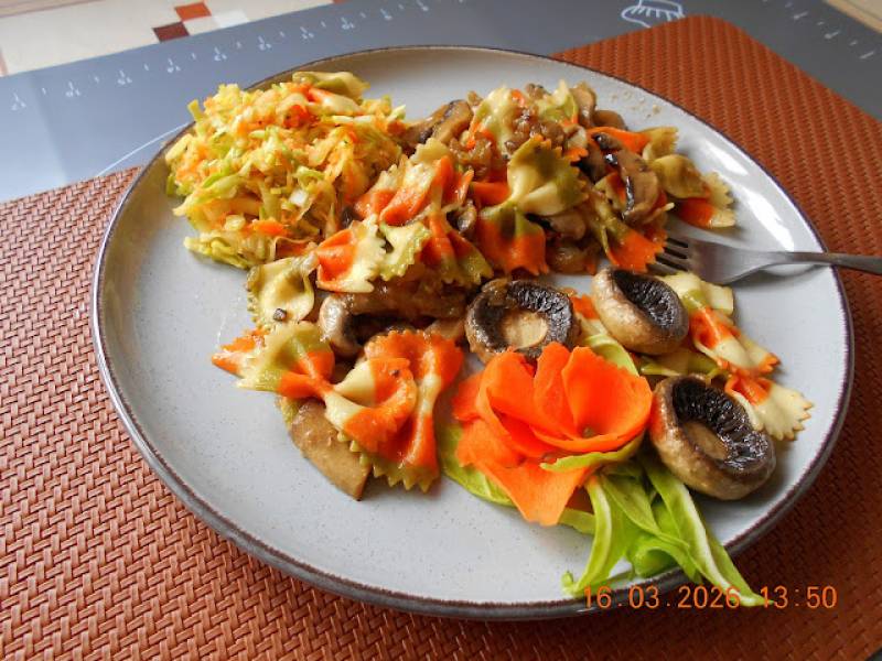 Kolorowy makaron z pieczarkami