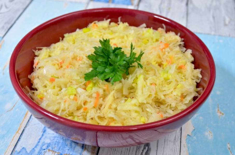 Surówka z kiszonej kapusty z porem i jabłkiem + film