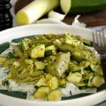 Gotowe pierogi z warzywami i kremowymi tzatzikami