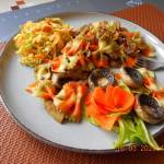 Kolorowy makaron z pieczarkami