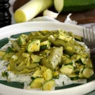 Gotowe pierogi z warzywami i kremowymi tzatzikami