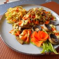 Kolorowy makaron z pieczarkami