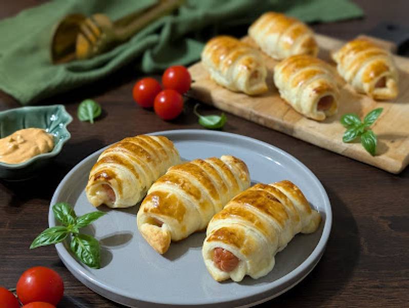 Parówki z serem w cieście francuskim (wersja mini)
