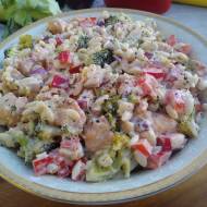 Sałatka z kurczakiem, brokułem i makaronem w kształcie ryżu