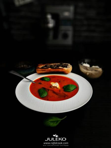 Krem pomidorowy ze stracciatellą i chili