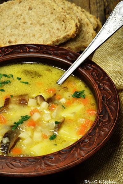 Krupnik orkiszowy ze świeżymi grzybami