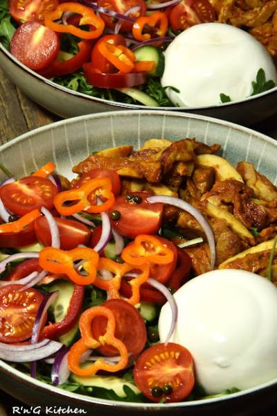 Zielona sałatka gyros z burratą