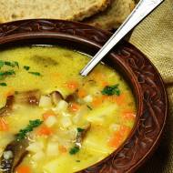 Krupnik orkiszowy ze świeżymi grzybami