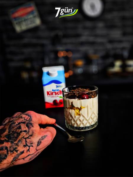 Deser wiśniowy w szklance z kremem