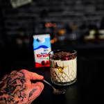 Deser wiśniowy w szklance z kremem