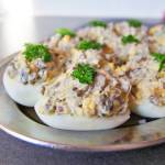 Jajka faszerowane na Wielkanoc – 2 proste i pyszne przepisy (pieczarki, chrzan)