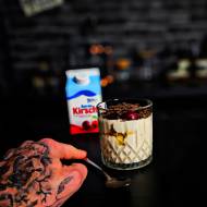 Deser wiśniowy w szklance z kremem