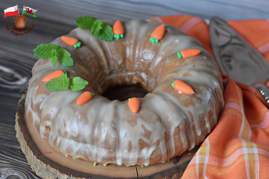 BABKA MARCHEWKOWA Z ORZECHAMI I NUTĄ POMARAŃCZY