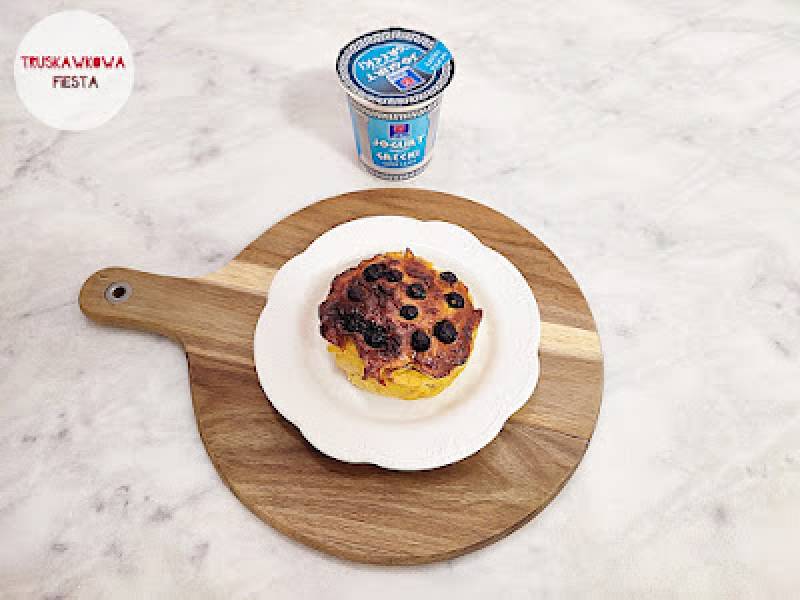 Jogurtownik z air fray'era z mąką łubinową, bananem i borówkami