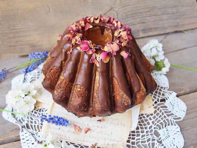 Najlepsza babka drożdżowa – puszysta i długo świeża