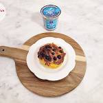 Jogurtownik z air fray'era z mąką łubinową, bananem i borówkami