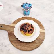 Jogurtownik z air fray'era z mąką łubinową, bananem i borówkami