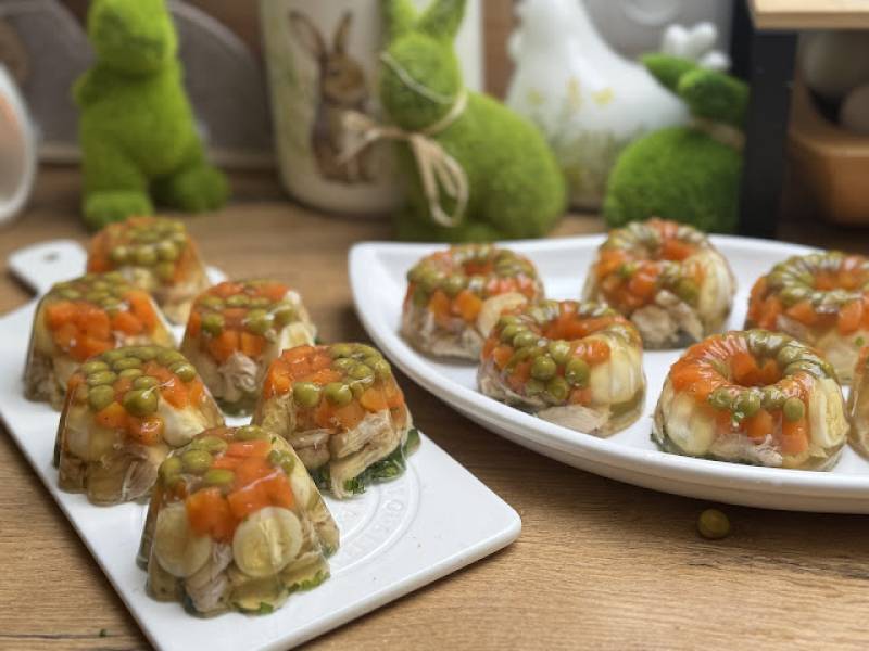 Galaretki drobiowe z warzywami i jajeczkami