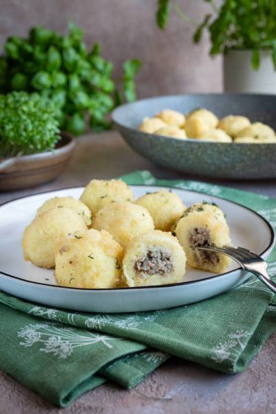 Kluski ziemniaczane z białą kiełbasą i chrzanem