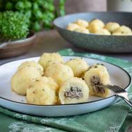 Kluski ziemniaczane z białą kiełbasą i chrzanem