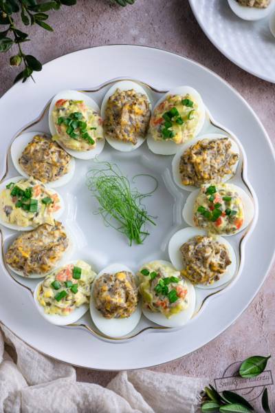 Jajka faszerowane porem, pieczarkami i wędzonym łososiem