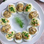 Jajka faszerowane porem, pieczarkami i wędzonym łososiem