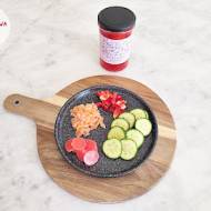 Łosoś wędzony na zimno z rzodkiewką kiszoną, papryką czerwoną i ogórkiem szklarniowym